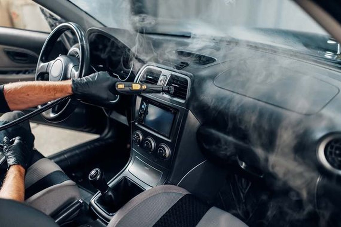 Innenaufbereitung mit Dampfreiniger im Fahrzeug